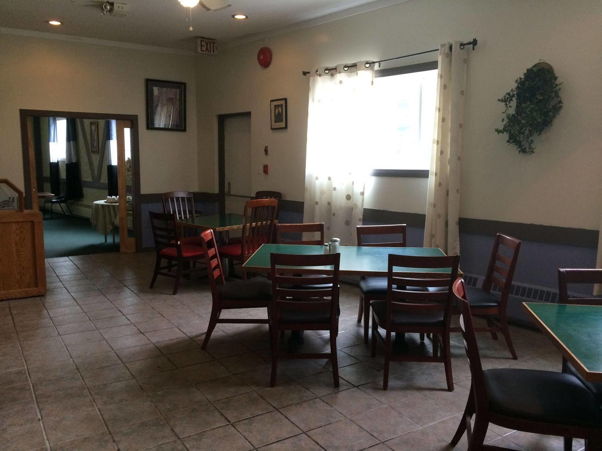 Esterhazy Motor Hotel Bagian luar foto