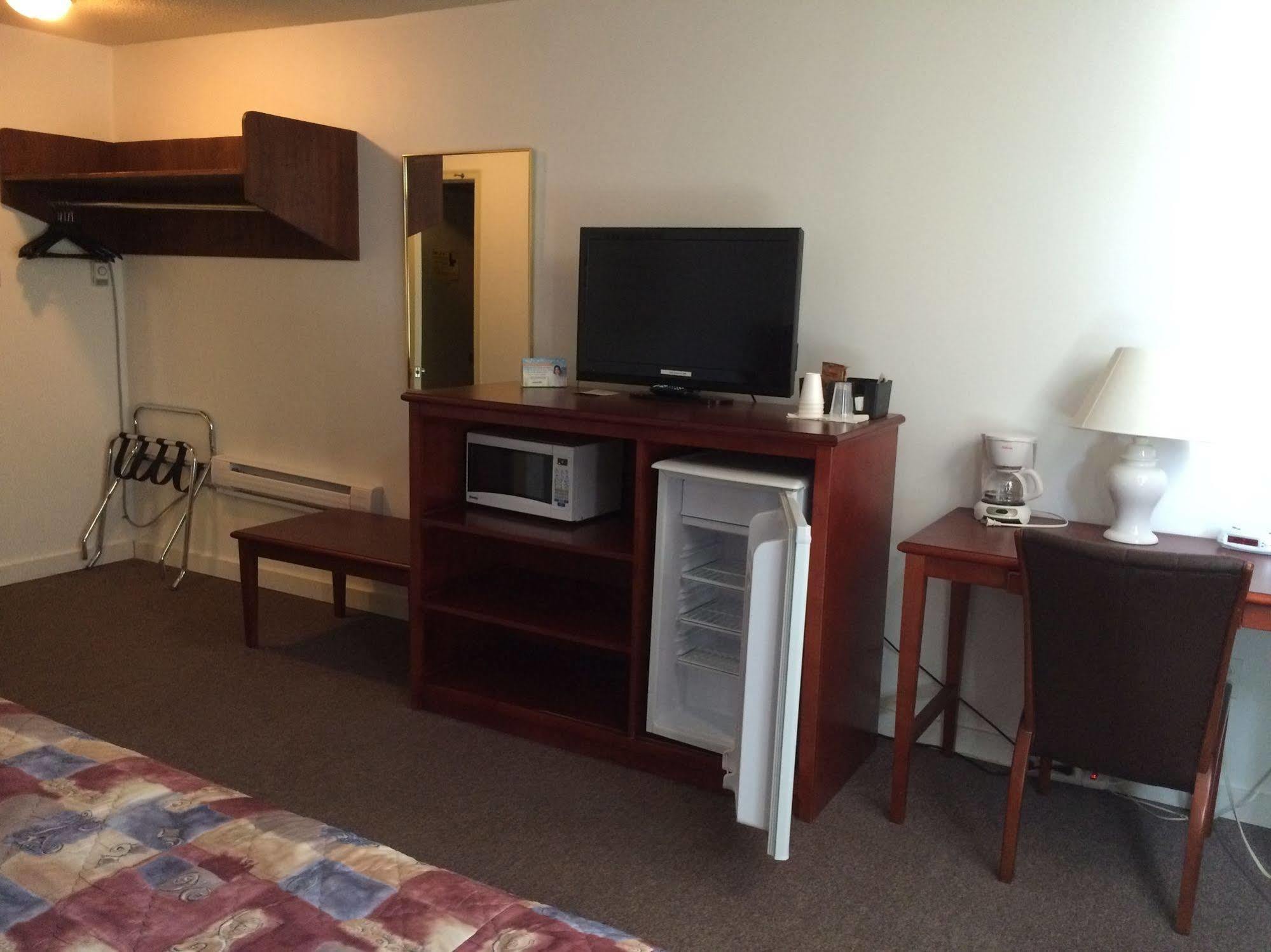 Esterhazy Motor Hotel Bagian luar foto