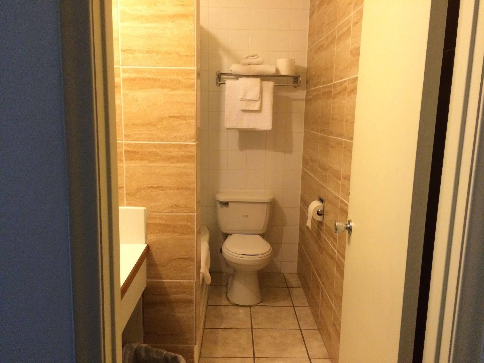 Esterhazy Motor Hotel Bagian luar foto