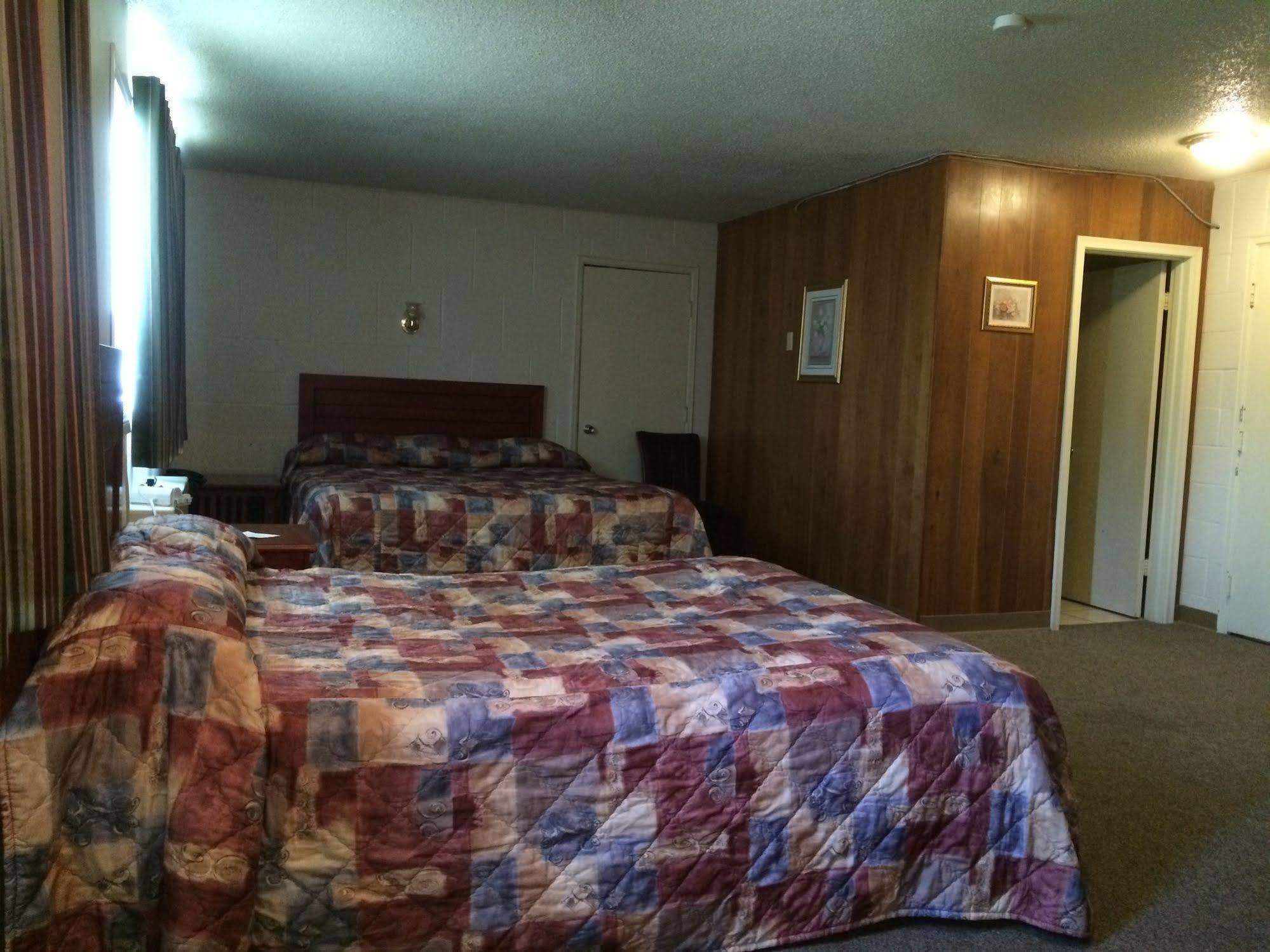 Esterhazy Motor Hotel Bagian luar foto